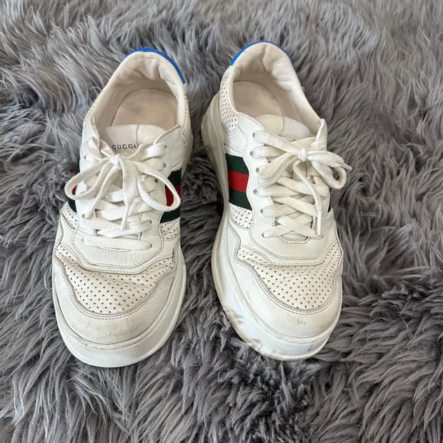 GUCCI 구찌 웹 엠보싱 스니커즈