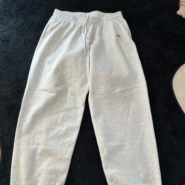 슈프림 스몰 박스 스웨트팬츠 애쉬 그레이 - 24FW