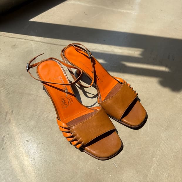 230) Salvatore Ferragamo 브라운 레더 슬링백 힐