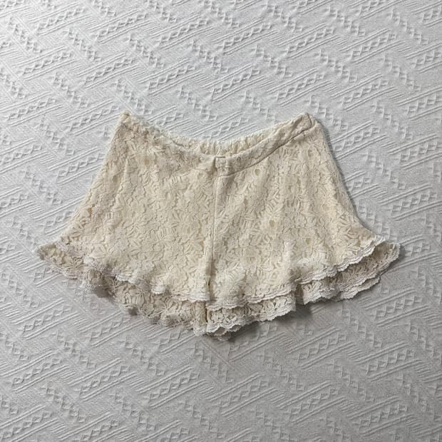 레이스 레이어드 러플 쇼츠