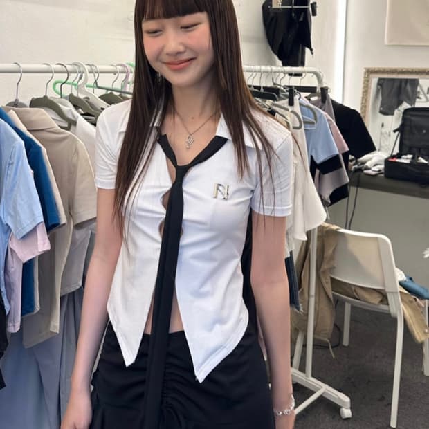 뉴얼린 엠블럼 셔츠 탑 반팔 화이트