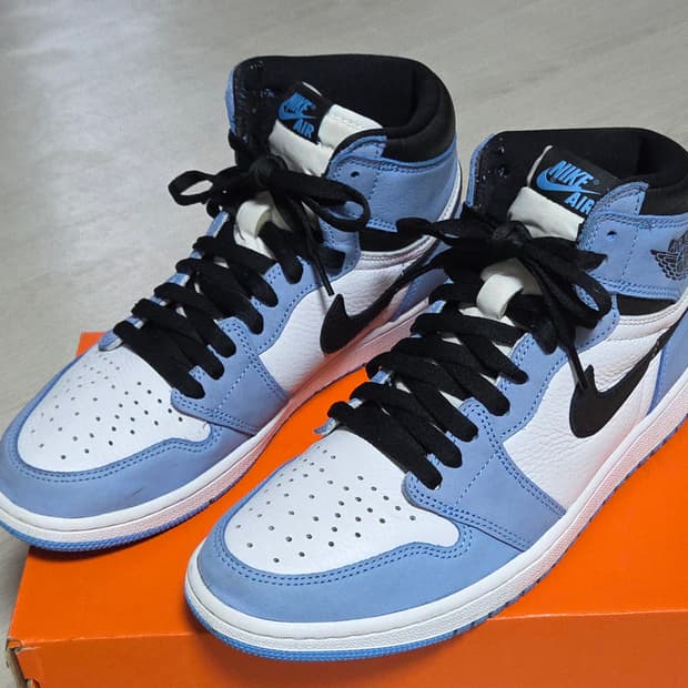 나이키 조던1 하이 레트로 유니버시티 블루