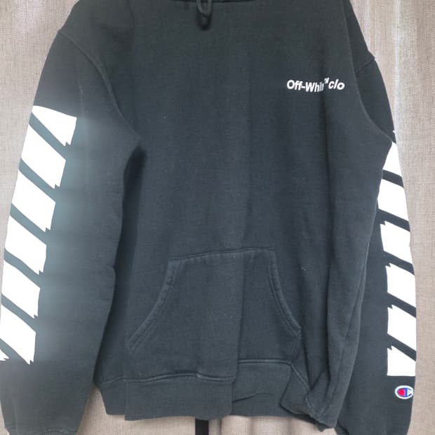 오프화이트로고맨투맨 95