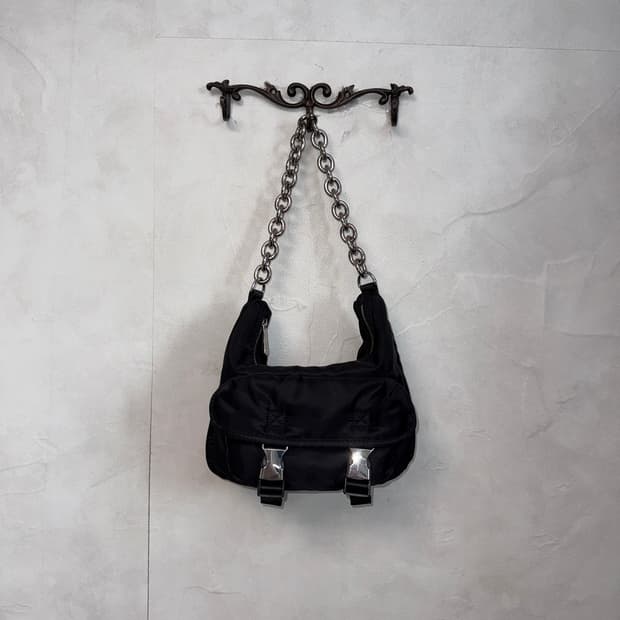 Black buckle pocket chain shoulder bag
