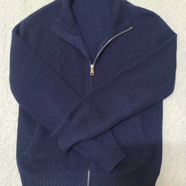  프라다 집업니트 팝니다