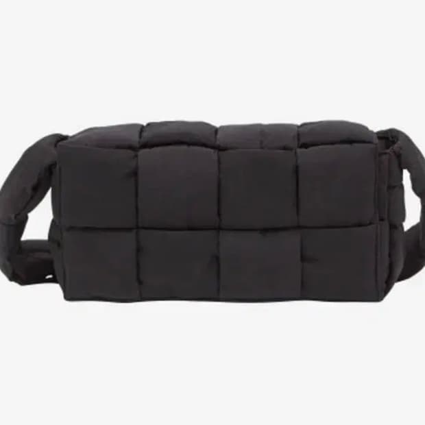 [OS] 보테가베네타 패디드 테크 패딩 카세트백 블랙