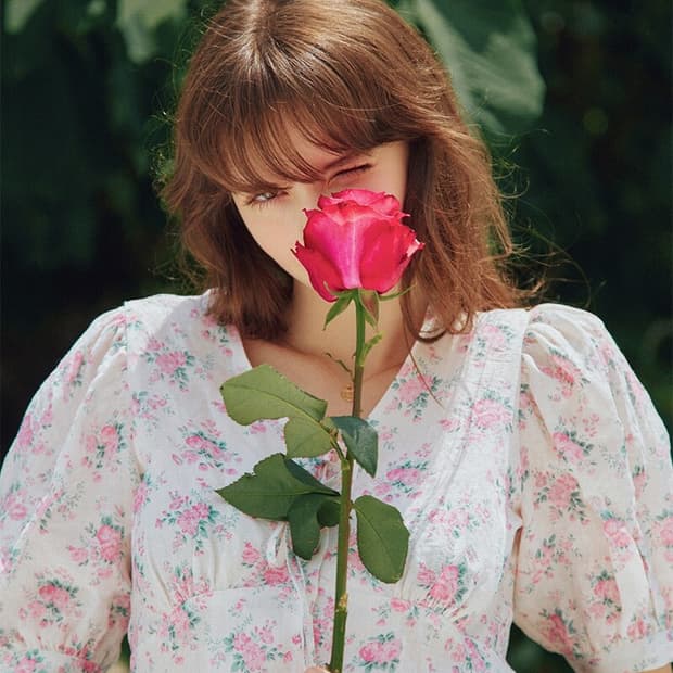 벰버 브이넥 퍼프 블라우스