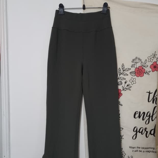 J.Chung 브랜드의 슬릿 부츠컷 팬츠