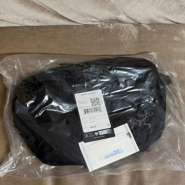 아크테릭스 헬리아드 크로스바디 블랙 미개봉