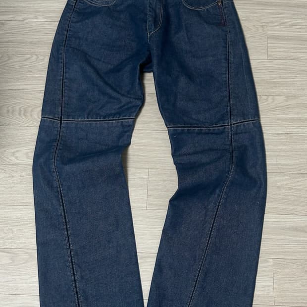 리바이스 엔지니어드진 절개 디테일 데님 팬츠 953