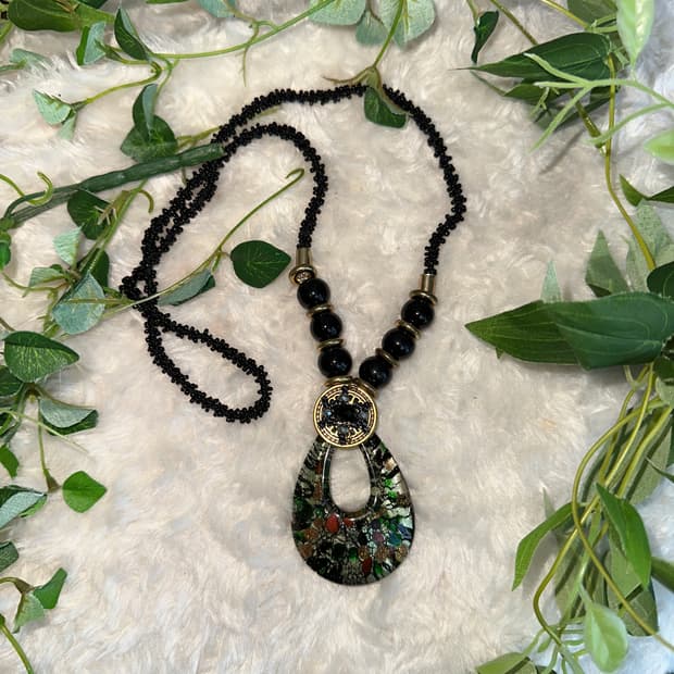 Khaki black oriental necklace 