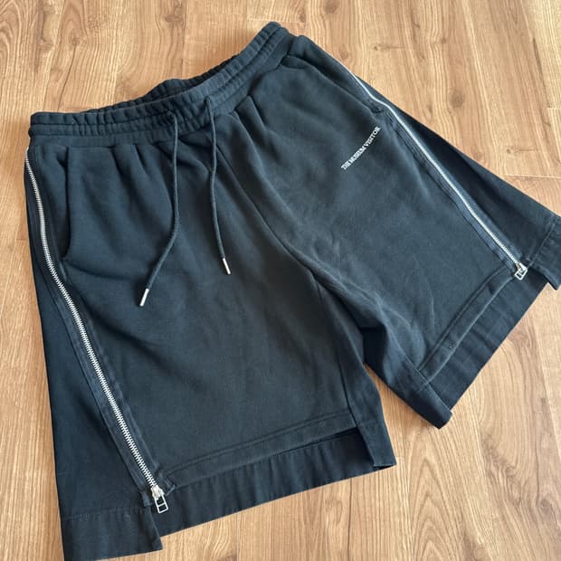 더뮤지엄비지터 반바지