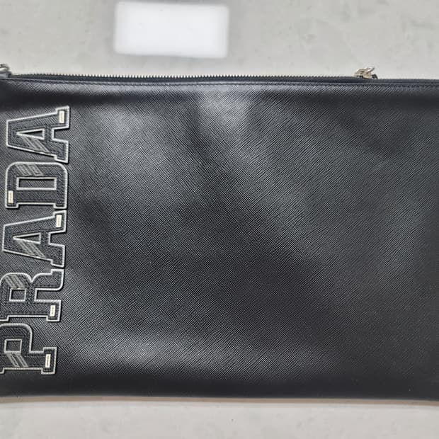 프라다 사피아노 이니셜 대형 클러치백 거의새것
