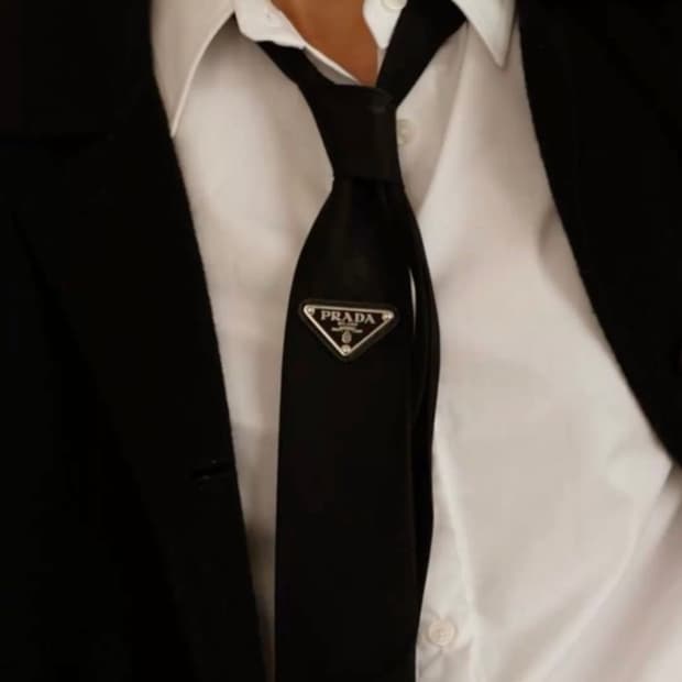 프라다 빈티지 업사이클링 메탈브로치 넥타이핀