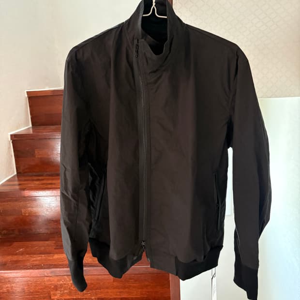 율리어스 비대칭 하이넥 자켓