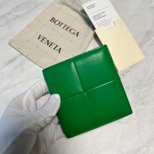 보테가베네타 슬림 폴더형 지갑 패러킷