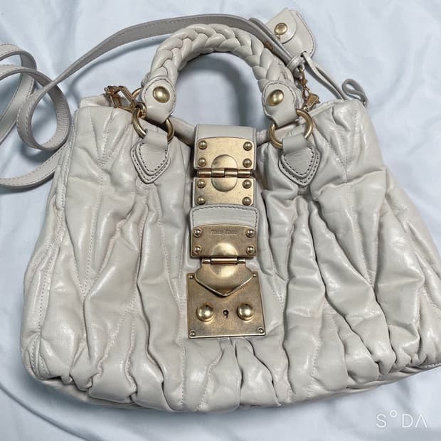 미우미우 아이보리 숄더백