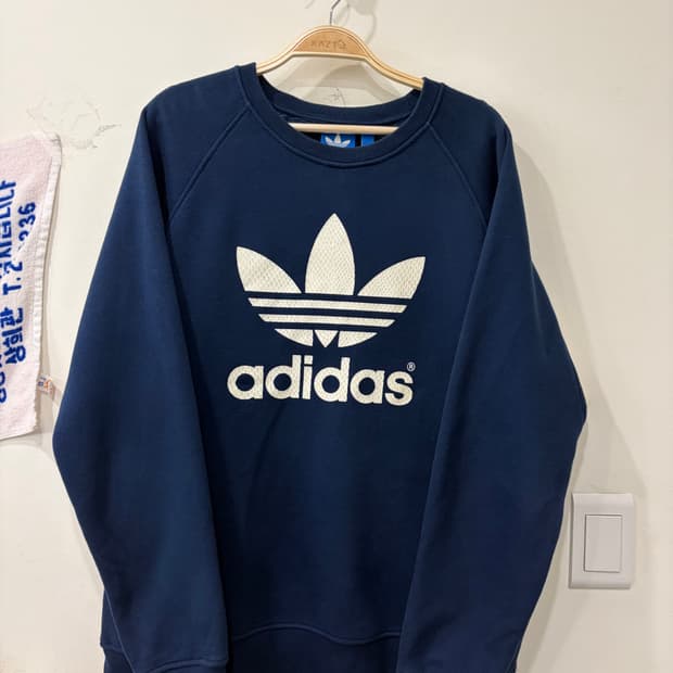 아디다스 빅로고 맨투맨