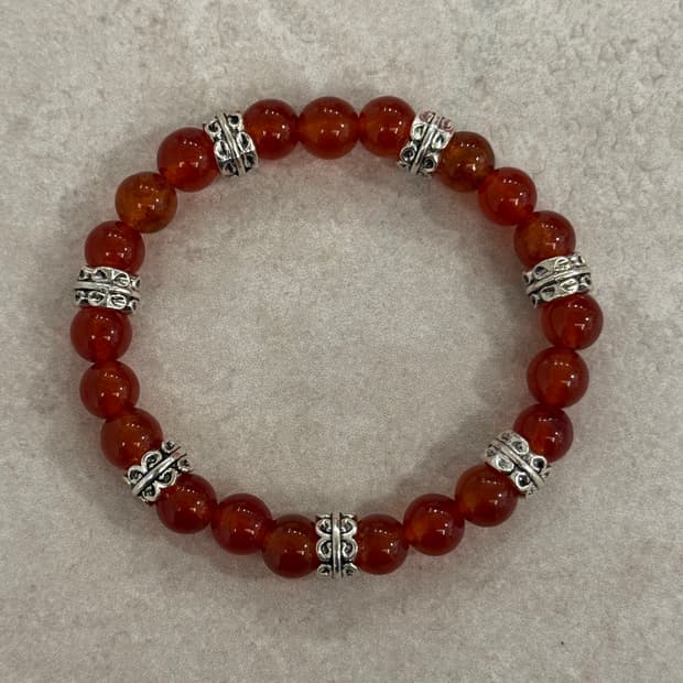 적색 비즈 포인트 팔찌