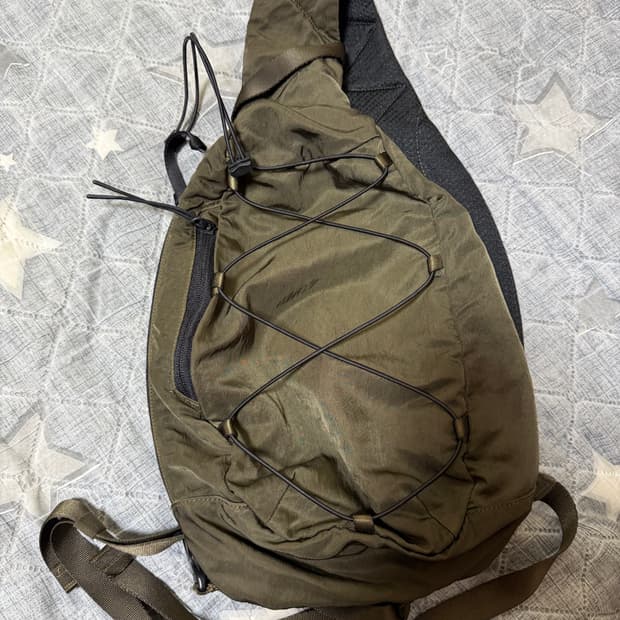 C.P company 슬링백 나일론 카키