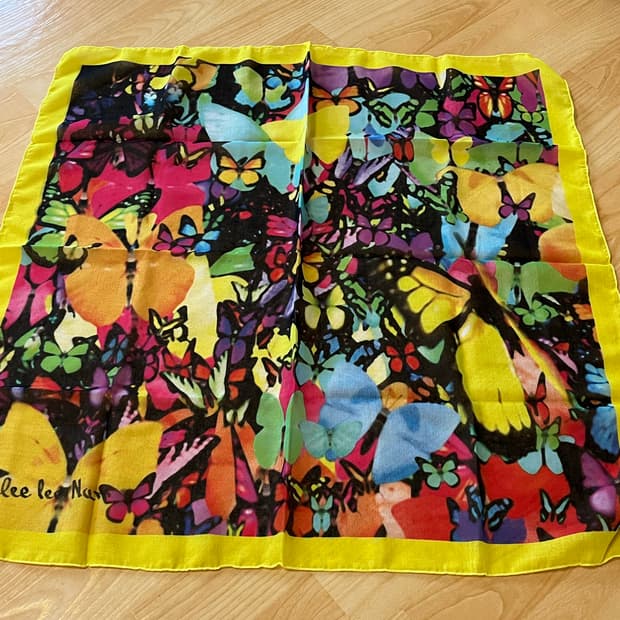 스카프 나비패턴