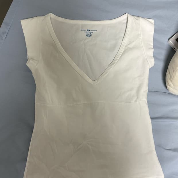 브랜디멜빌 화이트 브이넥 반팔티