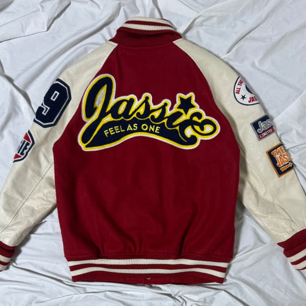 Jassie 돈피 울 자수 바시티 자켓