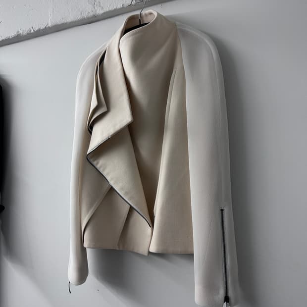 Gabriele Colangelo 비대칭 드레이프 하이넥 자켓