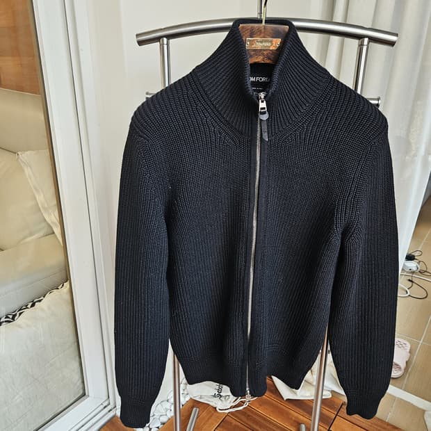 톰포드 짚업가디건