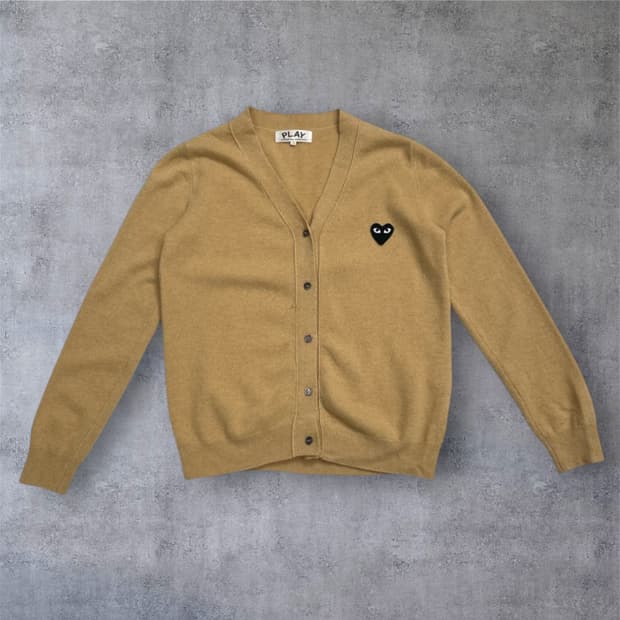 꼼데가르송 PLAY 베이지 블랙하트 와펜 브이넥 가디건 XL