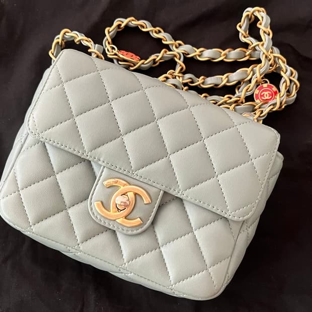 샤넬 2023 몬테카를로 시즌백 코인 미니 플랩백 라이트그레이