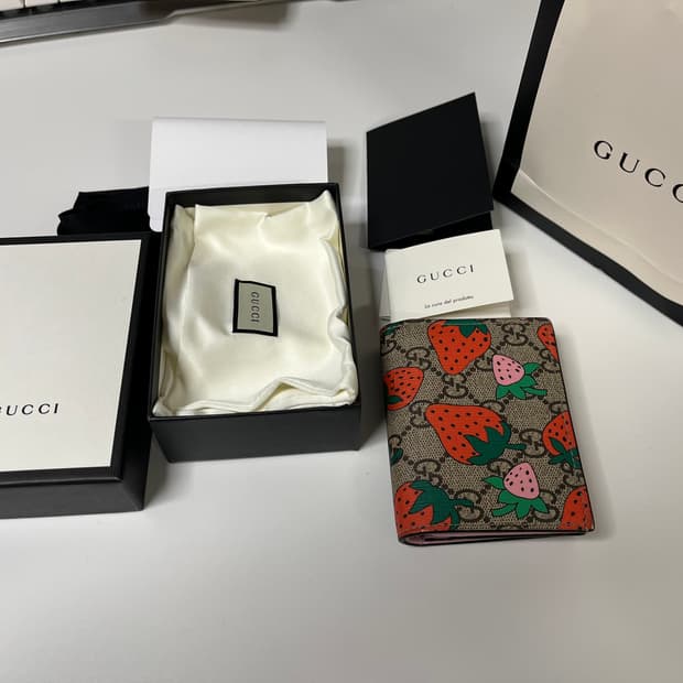 구찌 GG 스트로베리 카드지갑