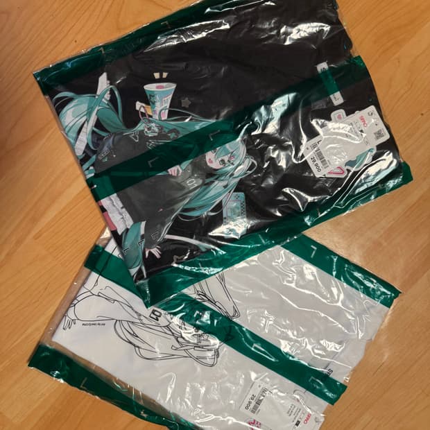 스파오 하츠네 미쿠 콜라보 티셔츠 L사이즈