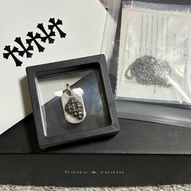 크롬하츠 레이즈드 세메터리 도그택 팬던트