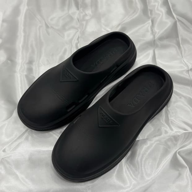 프라다 멜로우 러버 삼각로고 물 클로그 샌들 (10사이즈)