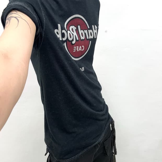 Hard Rock Cafe basic logo tee.