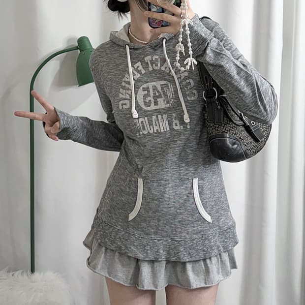 차콜 그레이 레터링 후드 티셔츠