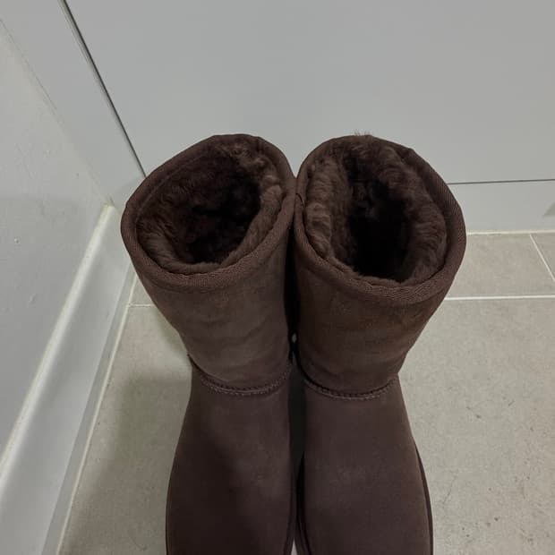 어그 오버로크 스티치 클래식숏II 판매 (번트시더/250)