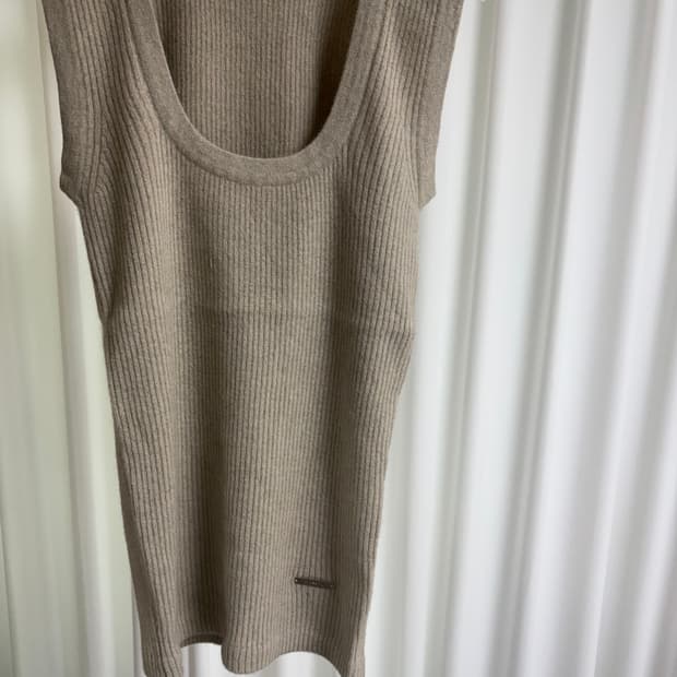 SLEEVELESS KNIT TOP