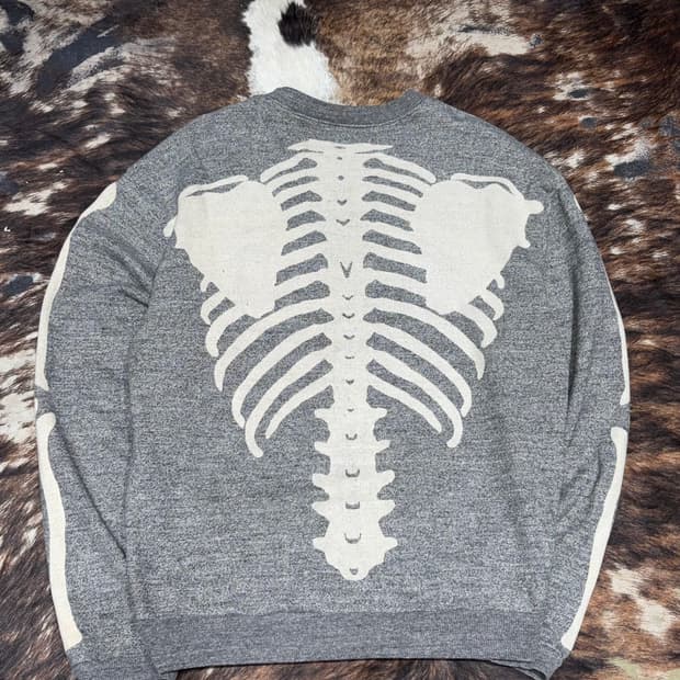 캐피탈 본 맨투맨 4size