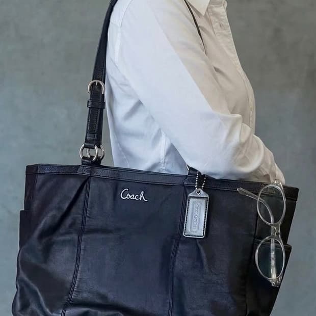 코치 블랙 레더 토트백