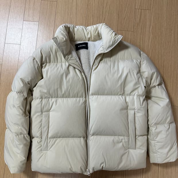 인사일런스 미니멀 구스 다운 자켓 아이보리