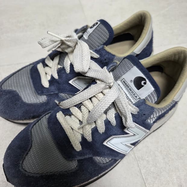 뉴발란스 x 칼하트 WIP 990v1