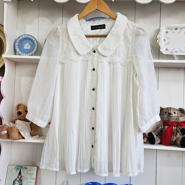 CECIL McBEE 레이스 카라 플리츠 블라우스