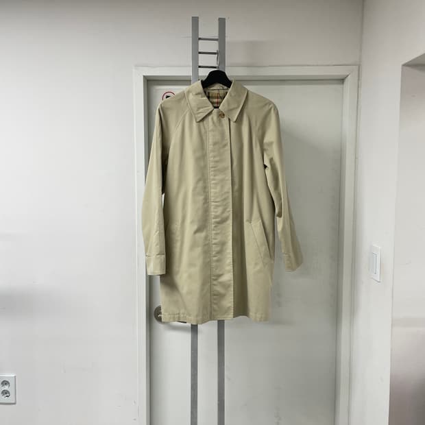 버버리 베이지 트렌치 코트 -