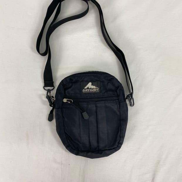 그레고리 구형로고 블랙 포켓 크로스백