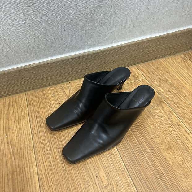 검정색 뮬 샌들