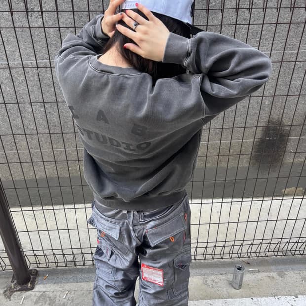 아이앱 스튜디오 차콜 맨투맨