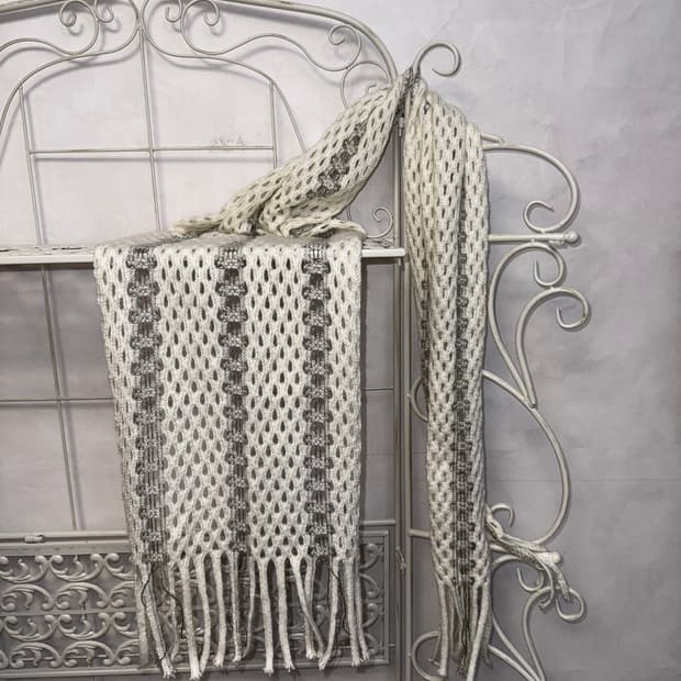 White gray punching knit muffler
