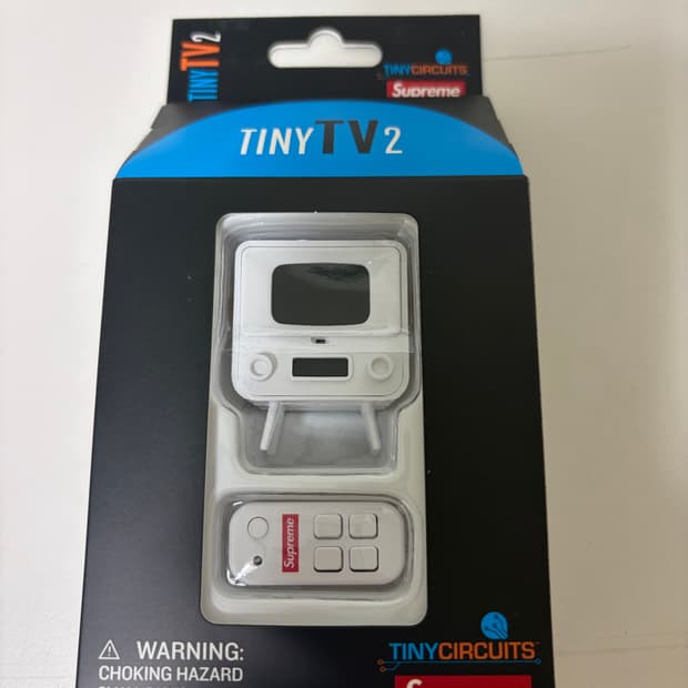슈프림 x 타이니 TV 2 화이트 - 26SS 